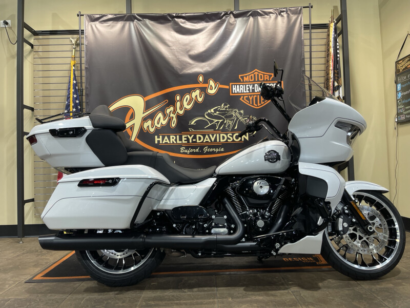 2026 Harley-Davidson® Road Glide Limited White Onyx Pearl - Black Finish