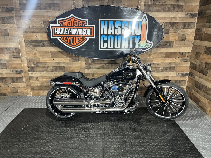 2026 Harley-Davidson® Breakout® Vivid Black Chrome Trim