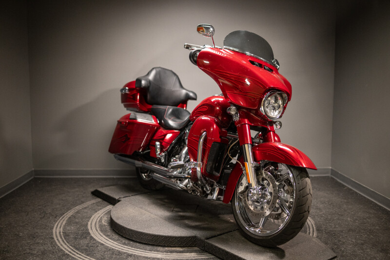 2016 CVO™ Street Glide® (FLHXSE)