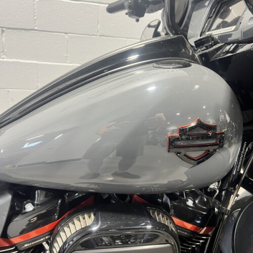 2018 Harley-Davidson® CVO™ Street Glide® Gunship Gray FLHXSE thumb 3
