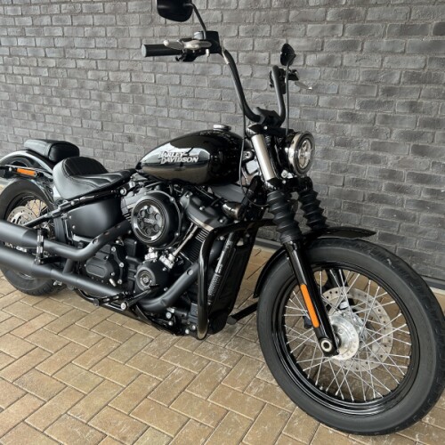 2018 Harley-Davidson® Street Bob® Vivid Black thumb 3