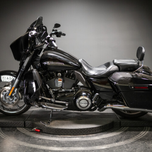 2015 CVO™ Street Glide® (FLHXSE) thumb 2