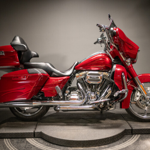 2016 CVO™ Street Glide® (FLHXSE) thumb 3