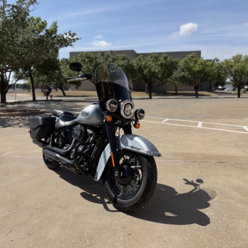 2024 Harley-Davidson® Heritage Classic Atlas Silver Metallic - Black Finish thumb 2