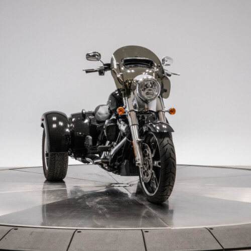 2021 Harley-Davidson FLRT Freewheeler in Vivid Black with 7,543 miles thumb 2