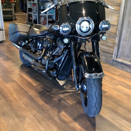 Harley-Davidson® Heritage Classic 2023 FLHCS U584-23 Vivid Black - Black Finish thumb 2