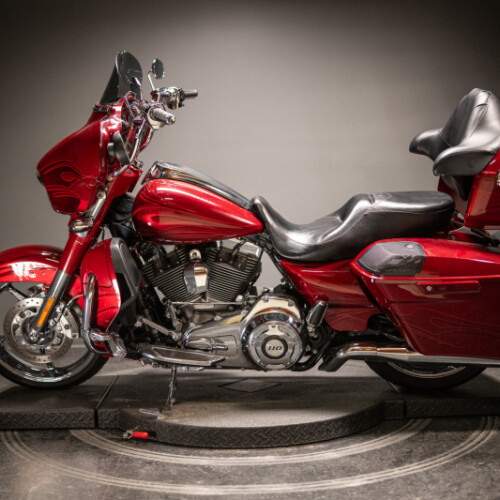 2016 CVO™ Street Glide® (FLHXSE) thumb 2