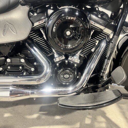 2018 Harley-Davidson® Heritage Classic 114 Vivid Black FLHCS thumb 1