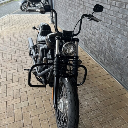 2018 Harley-Davidson® Street Bob® Vivid Black thumb 0