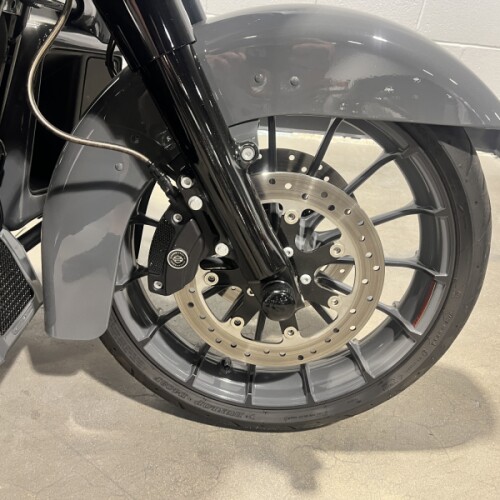 2018 Harley-Davidson® CVO™ Street Glide® Gunship Gray FLHXSE thumb 2