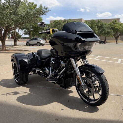 2026 Harley-Davidson® Road Glide 3 Vivid Black thumb 3