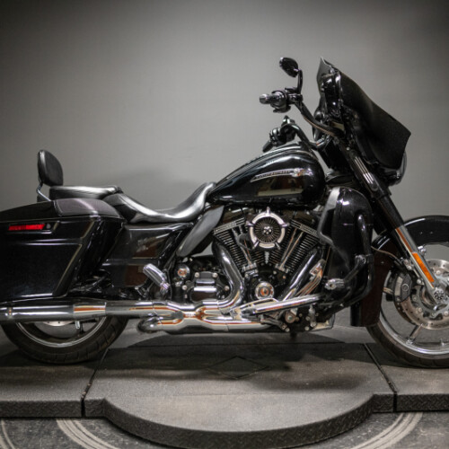 2015 CVO™ Street Glide® (FLHXSE) thumb 3