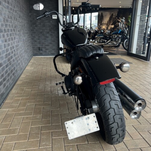 2018 Harley-Davidson® Street Bob® Vivid Black thumb 1