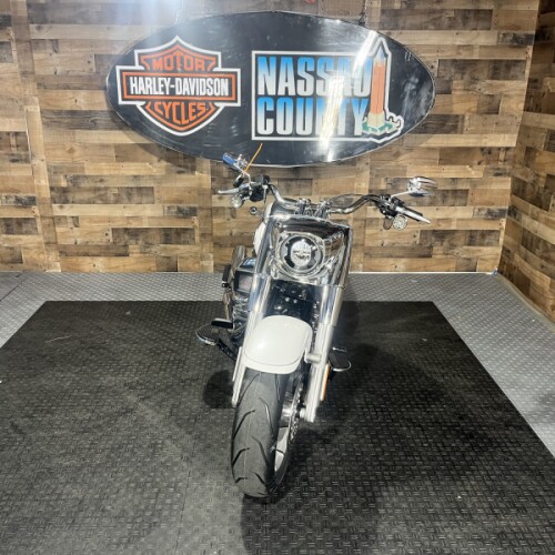2026 Harley-Davidson® Fat Boy® White Onyx Pearl Chrome Trim thumb 3