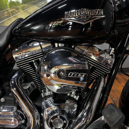 2015 Harley-Davidson® Road King® Classic BLACK W/ PINSTRIPE thumb 3