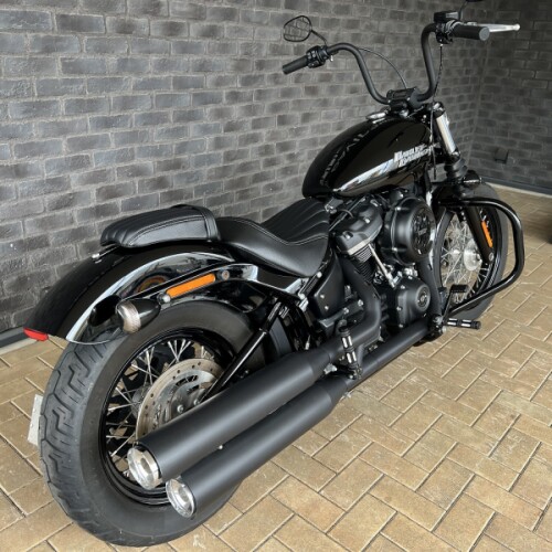 2018 Harley-Davidson® Street Bob® Vivid Black thumb 2