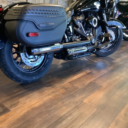 Harley-Davidson® Heritage Classic 2023 FLHCS U584-23 Vivid Black - Black Finish thumb 3