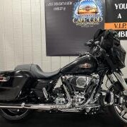 2026 Harley-Davidson® Street Glide® Vivid Black Chrome Trim thumb 3