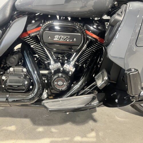 2018 Harley-Davidson® CVO™ Street Glide® Gunship Gray FLHXSE thumb 1
