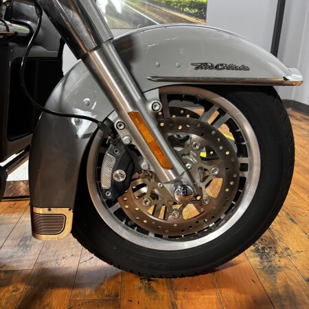 2024 Harley-Davidson® Tri Glide™ Ultra BILLIARD GRAY W/ PINSTRIPE thumb 2