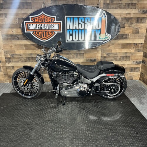 2026 Harley-Davidson® Breakout® Vivid Black Chrome Trim thumb 2