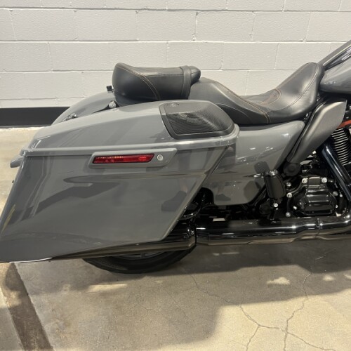 2018 Harley-Davidson® CVO™ Street Glide® Gunship Gray FLHXSE thumb 0