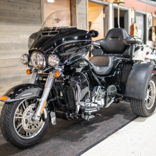2016 Tri Glide® Ultra (FLHTCUTG) thumb 2