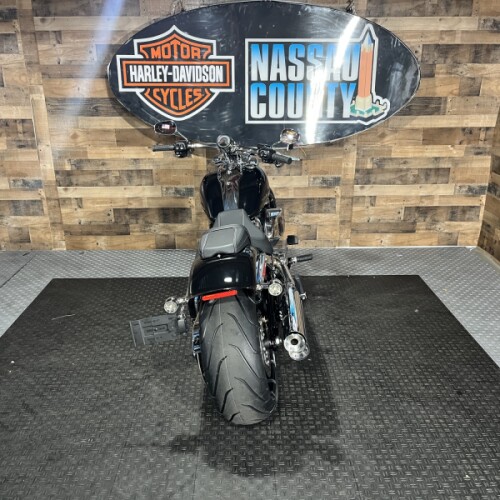 2026 Harley-Davidson® Breakout® Vivid Black Chrome Trim thumb 1