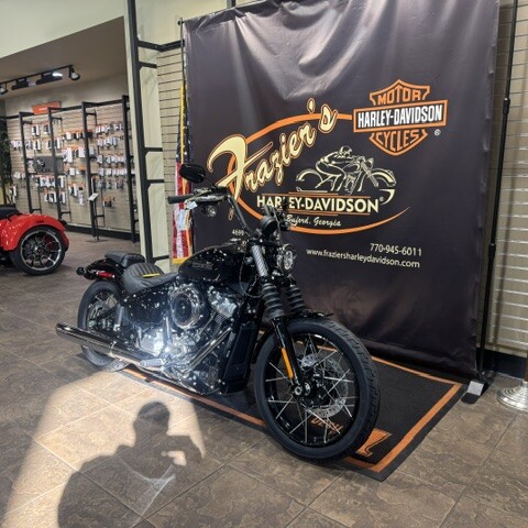 2026 Harley-Davidson® Street Bob® VIVID BLACK thumb 3