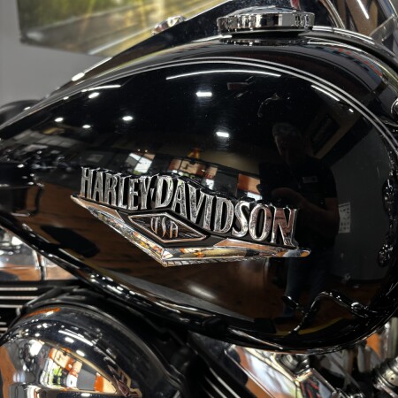 2015 Harley-Davidson® Road King® Classic BLACK W/ PINSTRIPE thumb 0