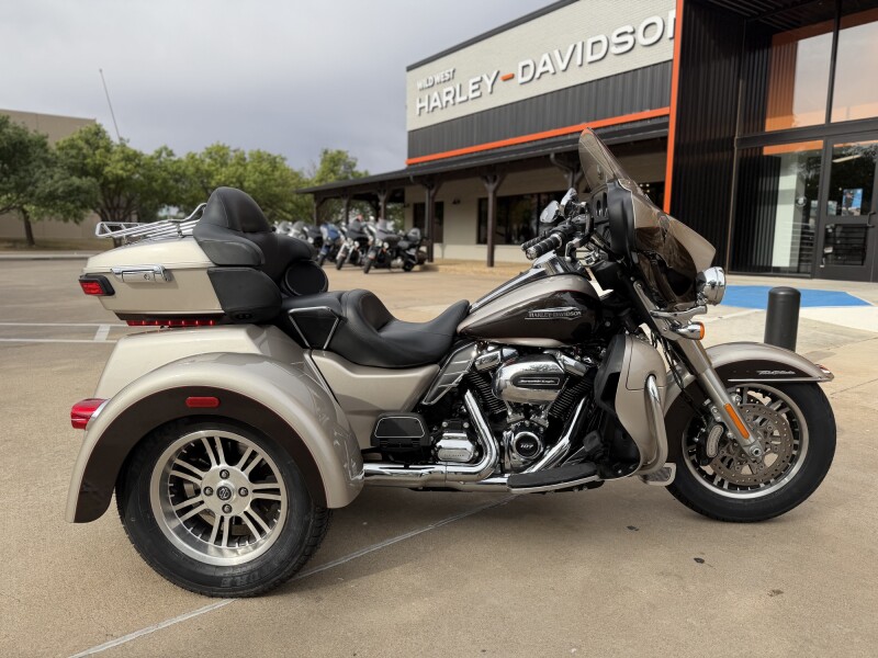 2018 Harley-Davidson® Tri Glide® Ultra Silver Fortune/Sumatra Brown