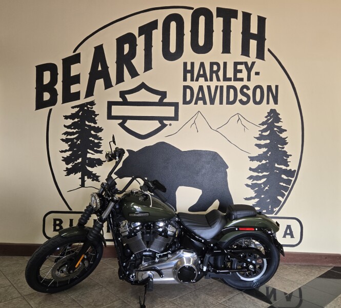 2026 Harley-Davidson® Street Bob® Olive Steel Metallic Chrome Laced Wheels