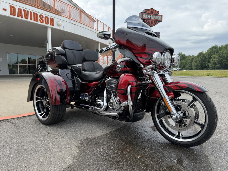 2022 Harley-Davidson® CVO™ Tri Glide® Dante’s Red Fade