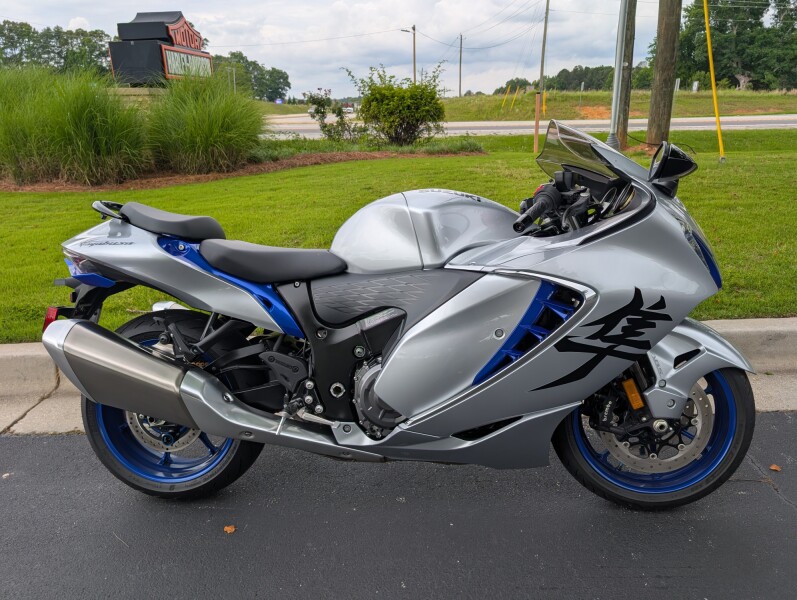 2025 Suzuki Hayabusa Metallic Mystic Silver / Pearl Vigor Blue