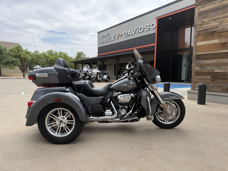 2022 Harley-Davidson® Tri Glide® Ultra Gauntlet Gray Metallic/Vivid Black
