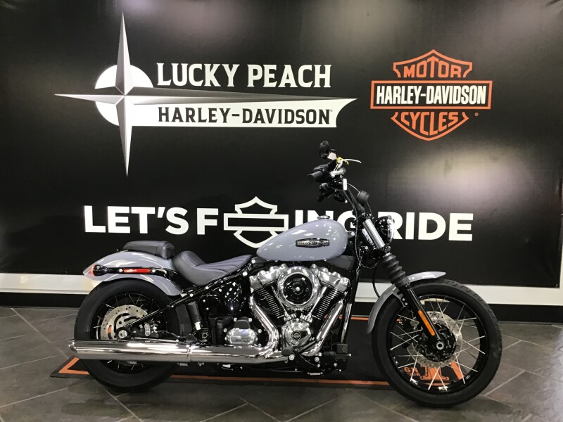 2026 Harley-Davidson® Street Bob® Dark Billiard Gray Chrome Laced Wheels