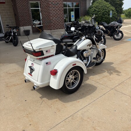 2013 Harley-Davidson® Tri Glide™ Ultra Classic® White thumb 2