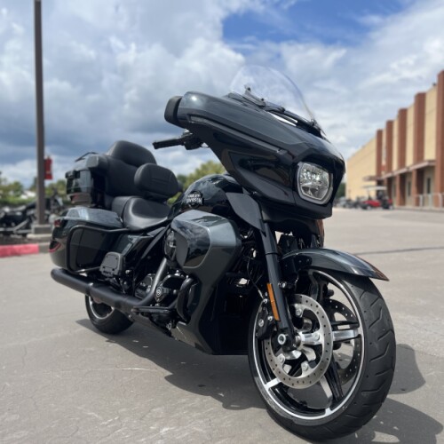 2025 Harley-Davidson® FLHXU Street Glide® Ultra IRN HRSE MT/BLK 637025 thumb 3