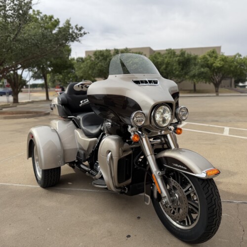 2018 Harley-Davidson® Tri Glide® Ultra Silver Fortune/Sumatra Brown thumb 2
