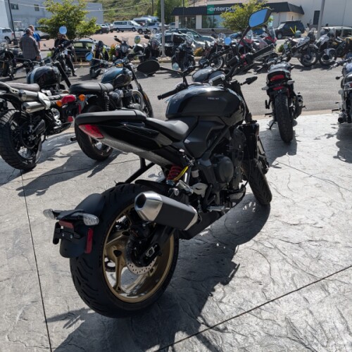 2026 Triumph Trident 800 Jet Black thumb 2