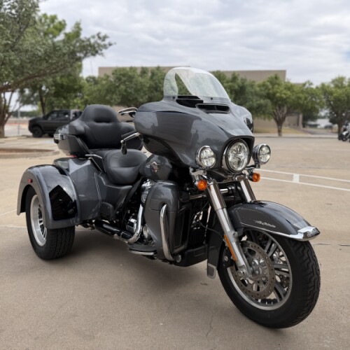 2022 Harley-Davidson® Tri Glide® Ultra Gauntlet Gray Metallic/Vivid Black thumb 2