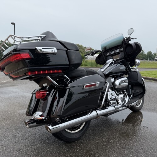 2018 Harley-Davidson® Electra Glide® Ultra Classic® Vivid Black thumb 1