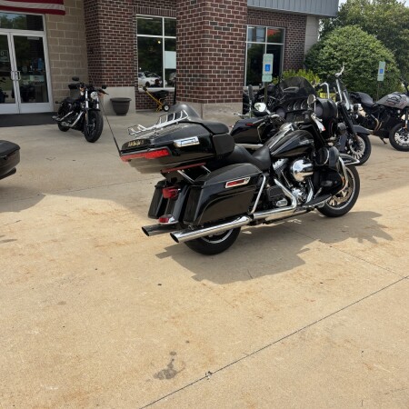 2016 Harley-Davidson® Electra Glide® Ultra Classic® Vivid Black thumb 2
