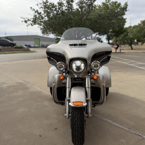 2018 Harley-Davidson® Tri Glide® Ultra Silver Fortune/Sumatra Brown thumb 1