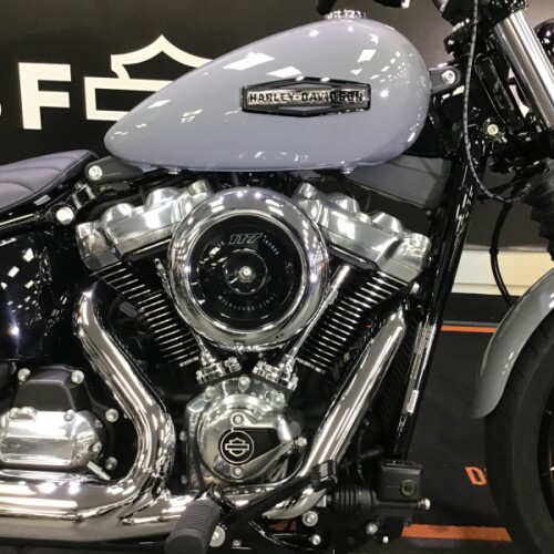 2026 Harley-Davidson® Street Bob® Dark Billiard Gray Chrome Laced Wheels thumb 2