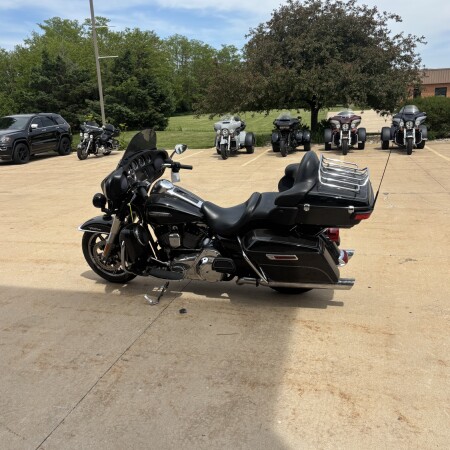 2016 Harley-Davidson® Electra Glide® Ultra Classic® Vivid Black thumb 1