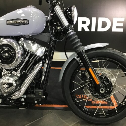 2026 Harley-Davidson® Street Bob® Dark Billiard Gray Chrome Laced Wheels thumb 3