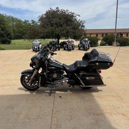 2016 Harley-Davidson® Electra Glide® Ultra Classic® Vivid Black thumb 0