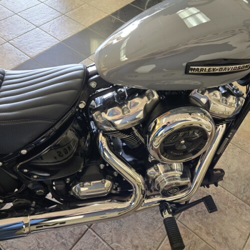 2026 Harley-Davidson® Street Bob® Dark Billiard Gray Chrome Cast Wheels thumb 3
