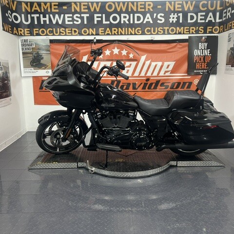 2024 Harley-Davidson® Road Glide® Vivid Black | Pre-Owned Touring Motorcycle thumb 3